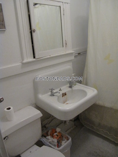 Fenway/kenmore Great Studio 1 bath available 9/1 on Park Dr in Boston! Boston - $2,195 No Fee